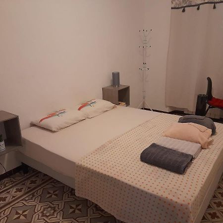 Petit Appart Entier Au Coeur Des Remparts - Netfix Et Connection Fibre Gratuits Карпентра Екстериор снимка