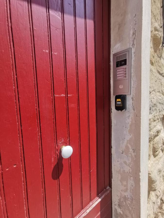 Petit Appart Entier Au Coeur Des Remparts - Netfix Et Connection Fibre Gratuits Карпентра Екстериор снимка