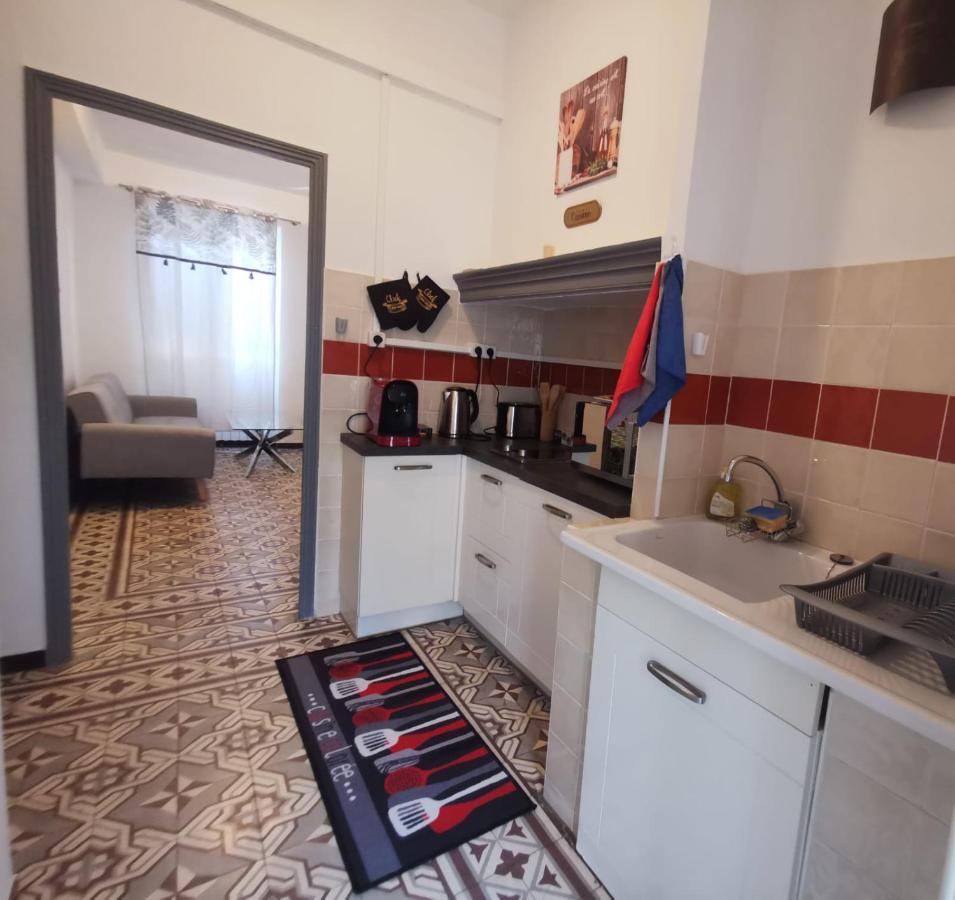 Petit Appart Entier Au Coeur Des Remparts - Netfix Et Connection Fibre Gratuits Карпентра Екстериор снимка